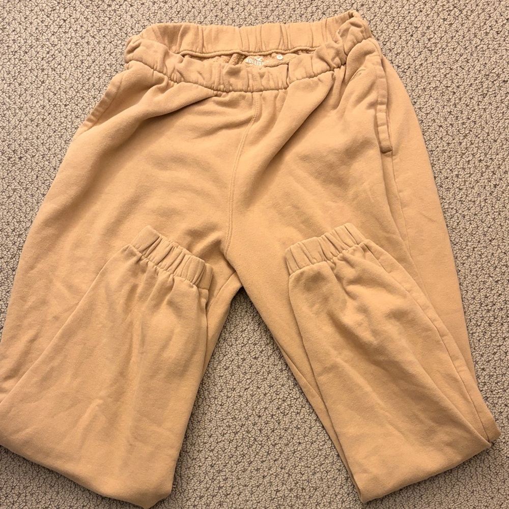 Hollister woman’s tan Bottoms